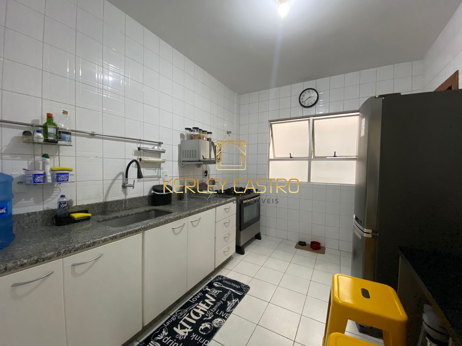 VENDO AMPLO APARTAMENTO NO BAIRRO SANTA HELENA 